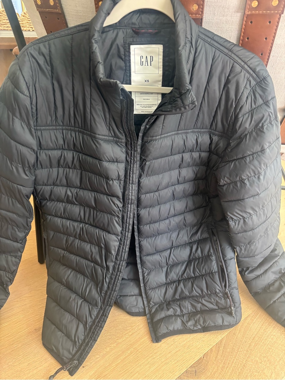 GAP Men’s Lightweight Packable Puffer Jacket - Black